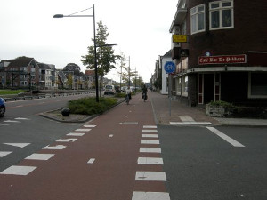 Fahrradfahrer auf richtigem Radweg